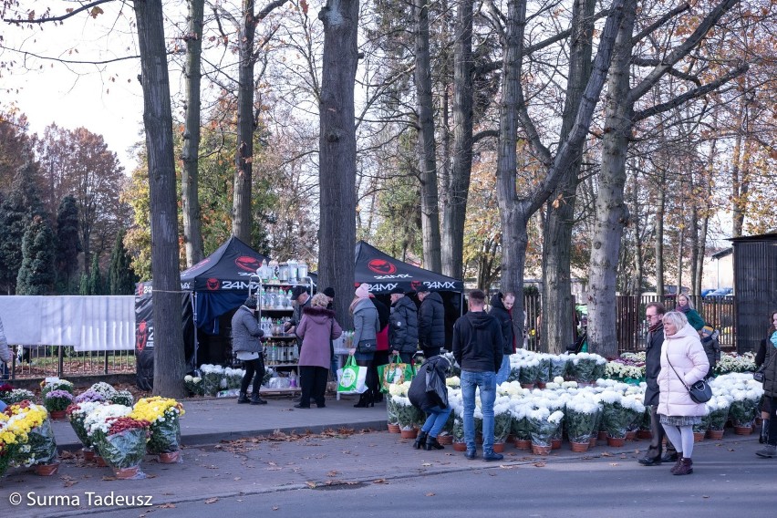 Stargardzianie odwiedzali groby bliskich na cmentarzu przy ul. Kościuszki i w Giżynku. ZDJĘCIA