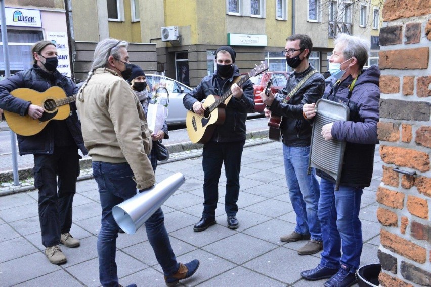 KOŚCIAN. Nietypowy ślub w kościańskiej farze. Była specjalna orkiestra i... postacie z bajek [ZDJĘCIA]  