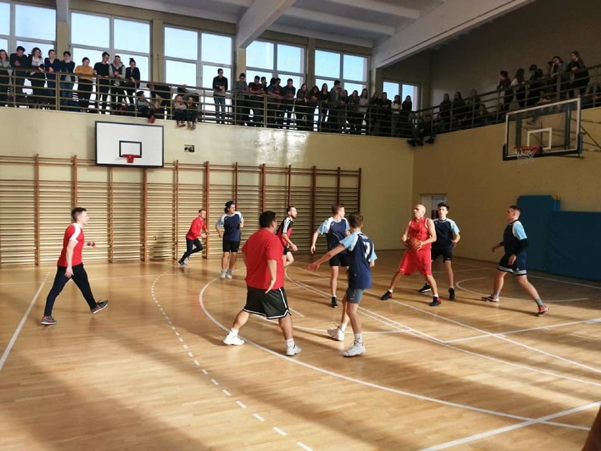 Mecz koszykówki w I LO w Zduńskiej Woli: uczniowie kontra nauczyciele i absolwenci