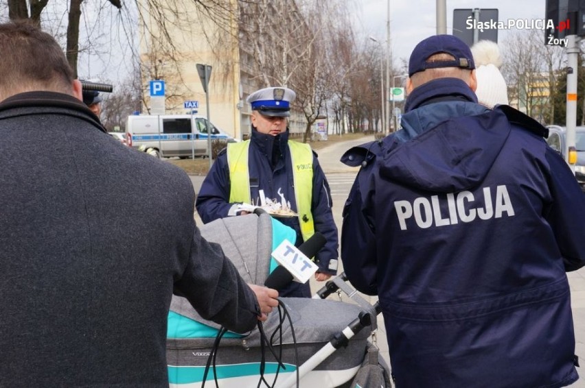 Policjanci rozdawali kwiatki i ciasteczka w Żorach z okazji Dnia Kobiet