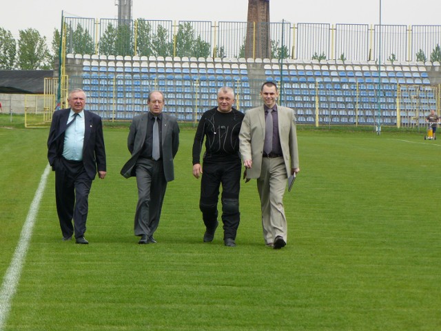 Władze piłkarskie na boisku w Radomsku