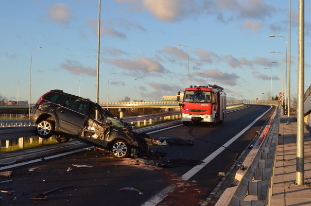 Śmiertelny wypadek na Węźle Marynarska. Kierowca spadł z nasypu