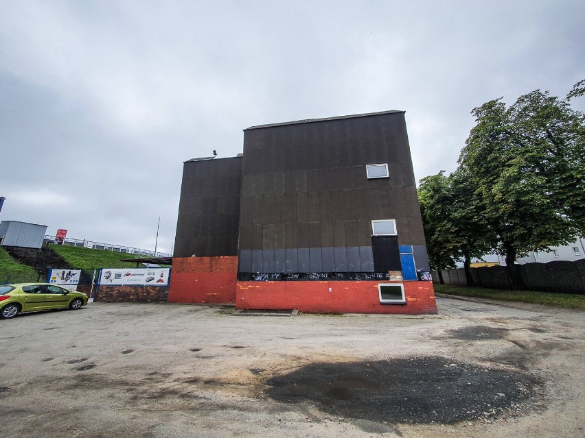 Czarny budynek w Lesznie - koniec sierpnia 2021