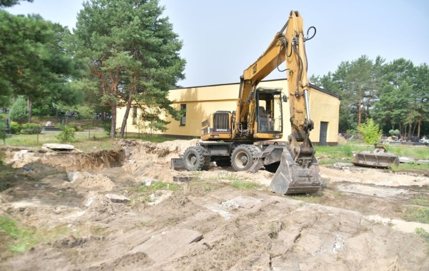 Na terenie cmentarza komunalnego na radomskim Firleju trwają...