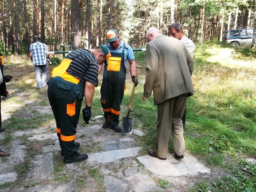 Droga utwardzona nagrobkami w Pile została częściowo...