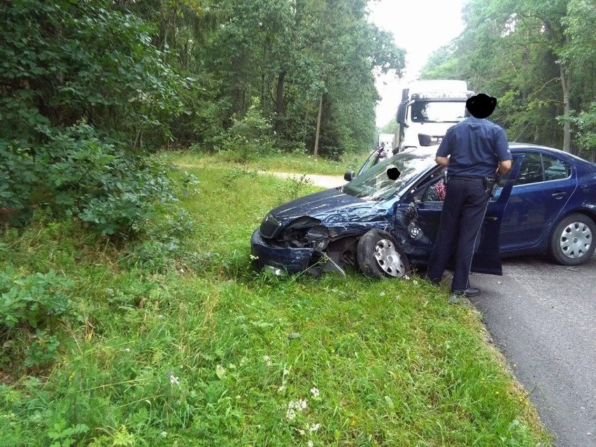 Wypadek na trasie Czarna Dąbrówka - Rokity. Dwie osoby trafiły do szpitala [ZDJĘCIA] 