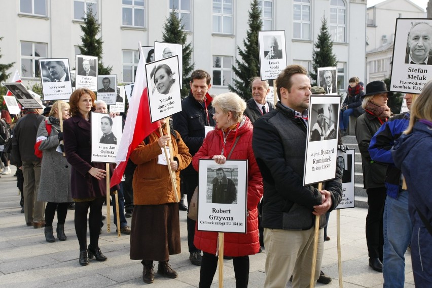 Marsz Pamięci, 10 kwietnia 2019. Przez Warszawę przeszedł niewielki pochód z portretami ofiar katastrofy smoleńskiej [ZDJĘCIA]