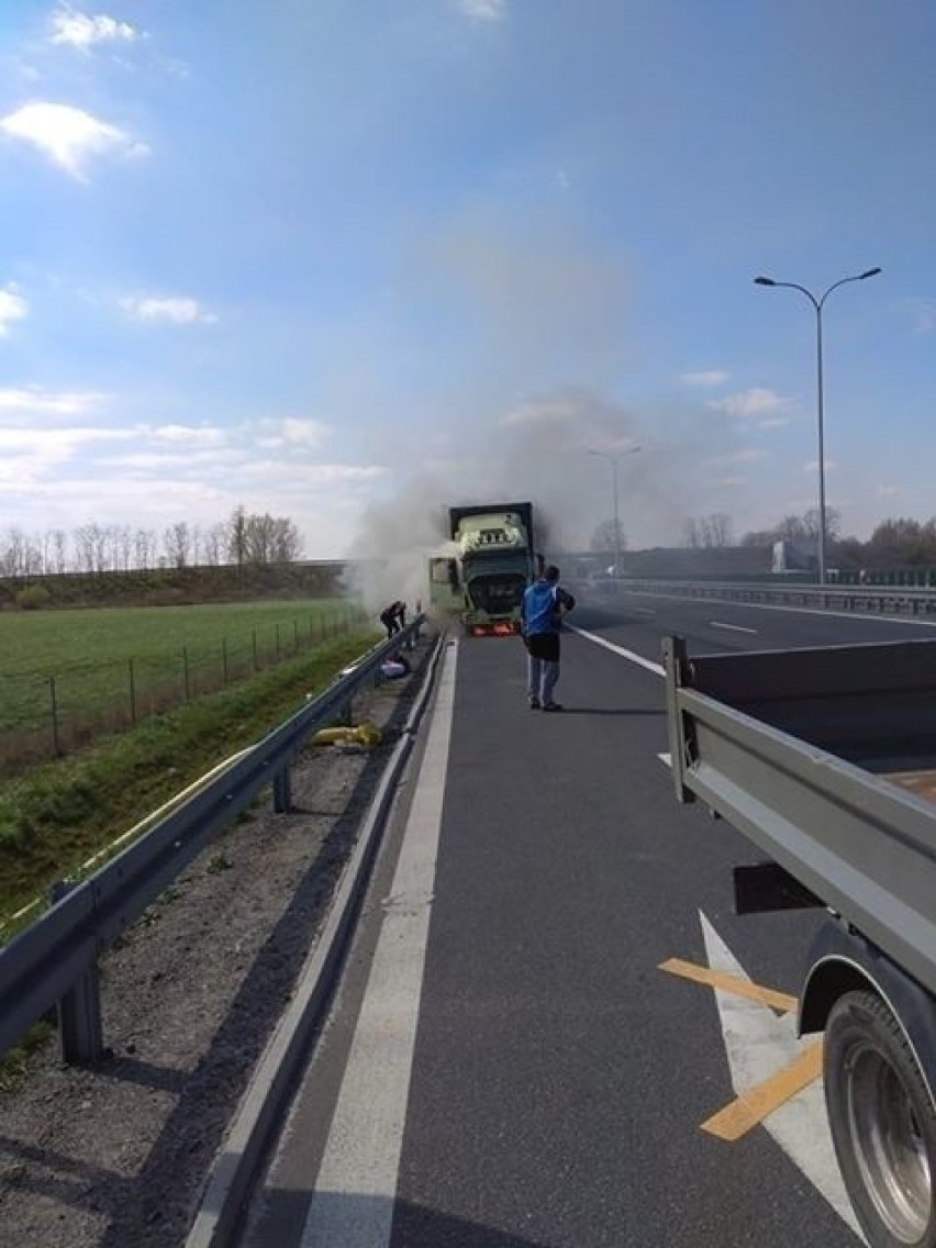 Do pożaru ciężarówki doszło niedaleko mostu w Cigacicach, na...