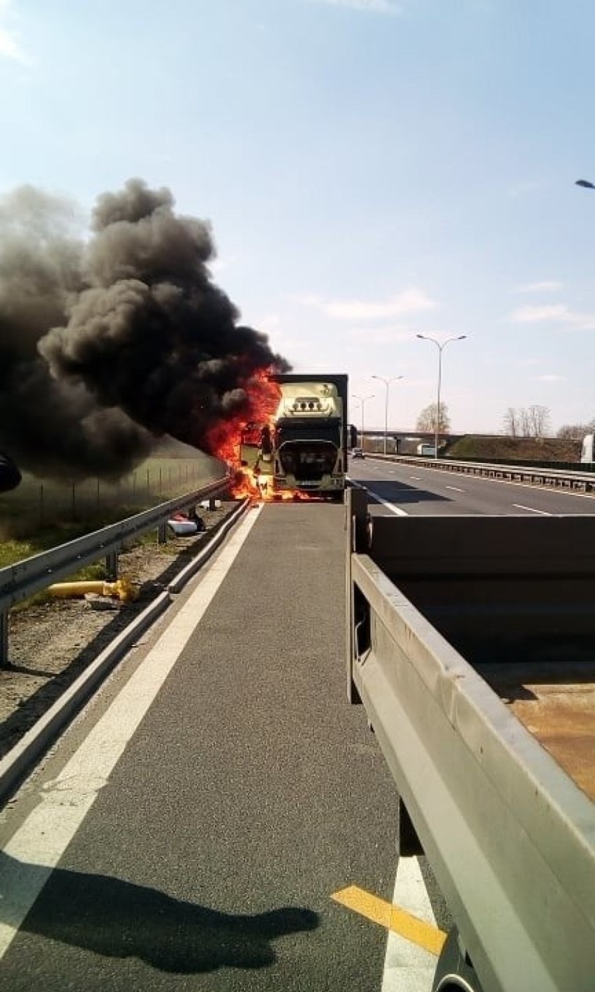 Do pożaru ciężarówki doszło niedaleko mostu w Cigacicach, na...
