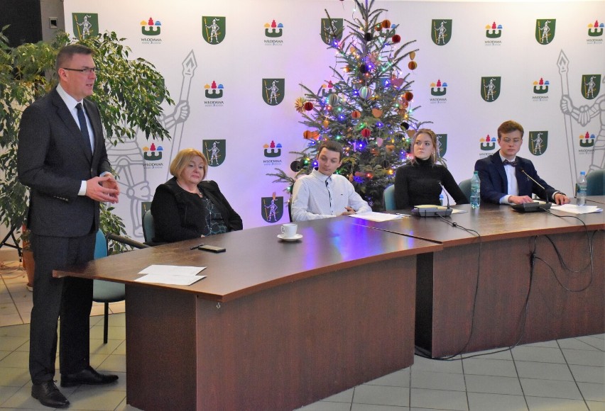    To była inauguracyjna sesja Młodzieżowej Rady Miejskiej we Włodawie. Zobacz zdjęcia