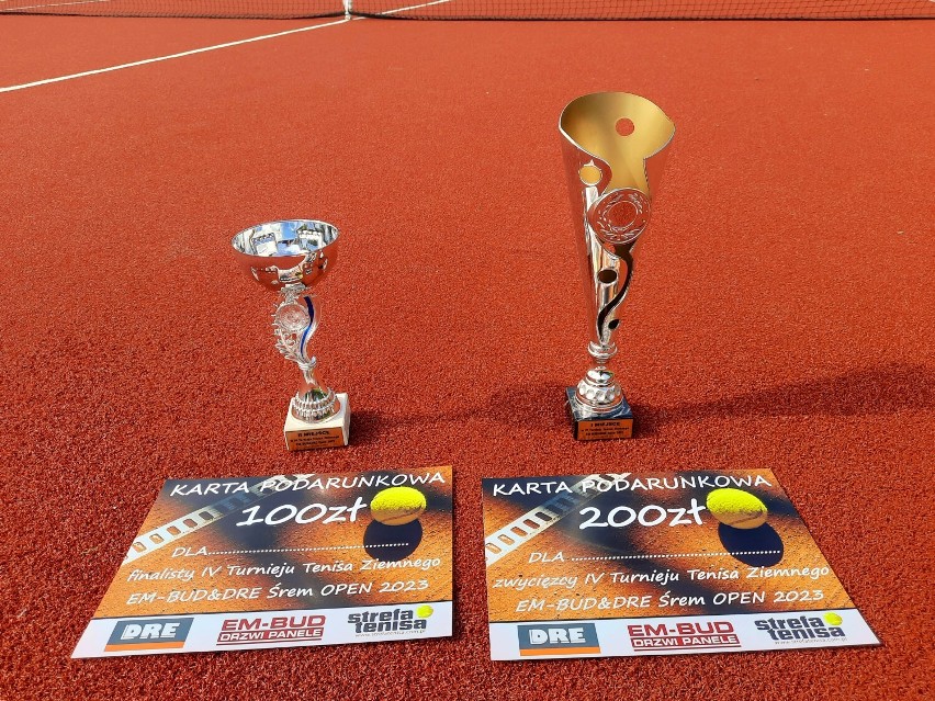 Weekendowa rywalizacja śremskich tenisistów. W zawodach EM-BUD&DRE Open'2023 zagrało ponad 20 uczestników. Rywalizowali na trzech kortach