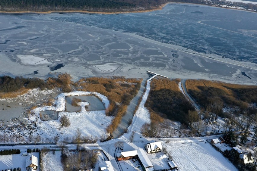 Jezioro Wicko i Jezierzany zimą. Zobacz niesamowite zdjęcia 