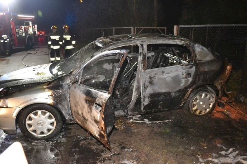 Włamanie i podpalenie auta we Włoszczowie