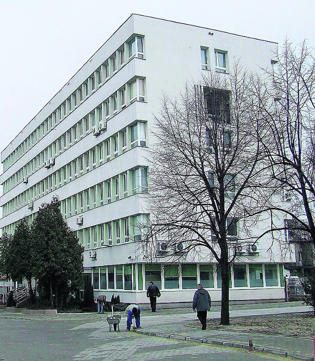 Urząd dzielnicy Wawer znajduje się na ul. Żagańskiej 1 w Międzylesiu