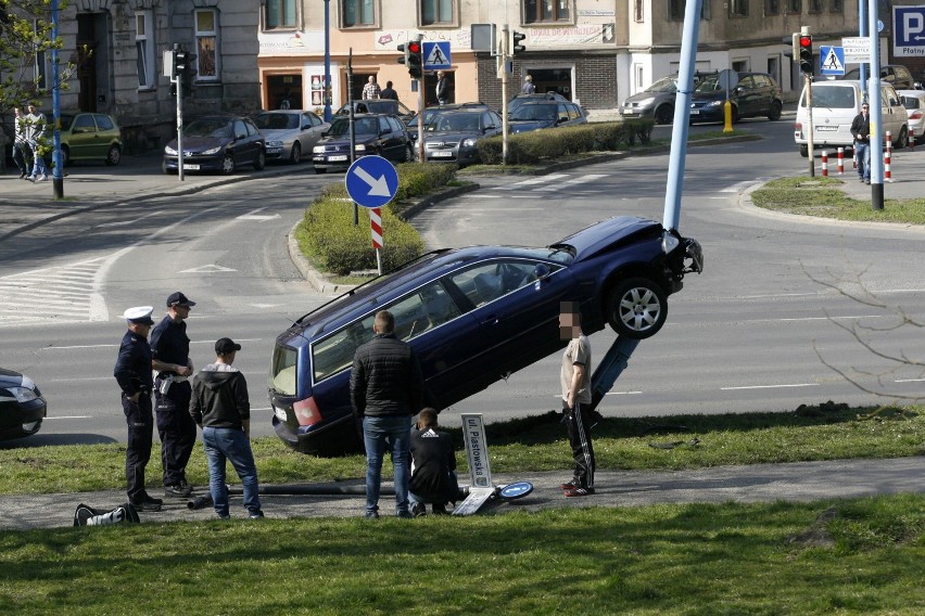 10 kwietnia 2015 roku. Kierowca tego Volkswagena nieco się...