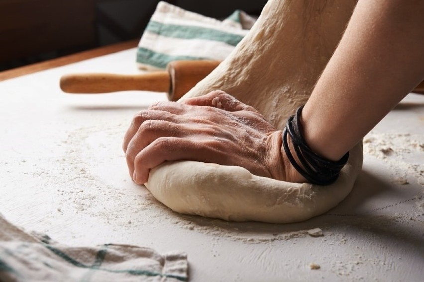 Podrośnięte ciasto przełóż na stolnicę wysypaną mąką,...