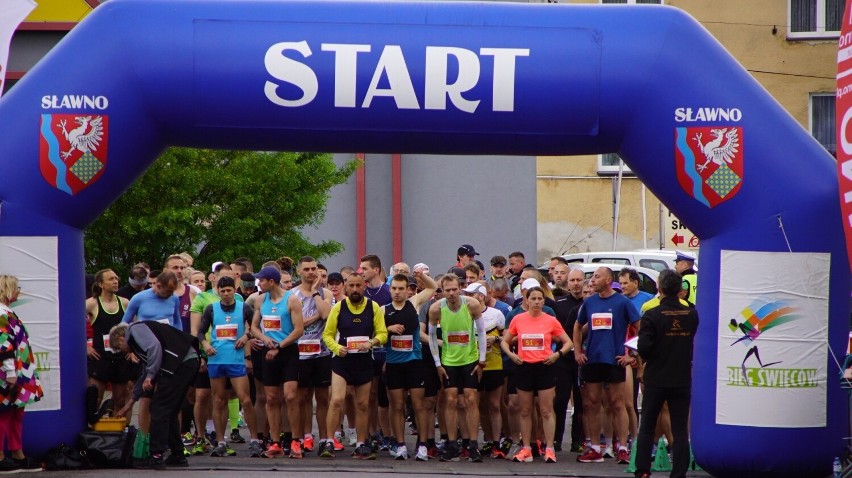 Pobiegli 10 km ulicami Sławna. Wyniki XXIV Biegu Święców [nowe zdjęcia]