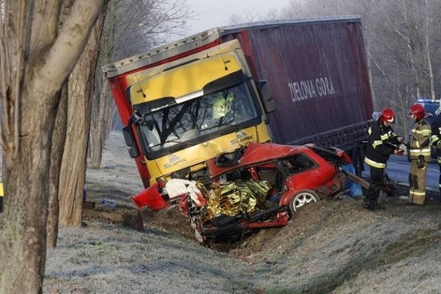 Na drodze krajowej 94 pod Wrocławiem, między Kawicami i Mazurowicami, osobowe audi czołowo zderzyło się z ciężarowym mercedesem.

Kierowca i pasażer audi zginęli na miejscu po tym, jak ich samochód zjechał nagle na przeciwległy pas drogi krajowej 94 i uderzył w bok nadjeżdżającego z naprzeciwka ciężarowego mercedesa.

- Audi jechało w kierunku Prochowic, a kierowca ciężarowego mercedesa, który przeżył wypadek jest trzeźwy. Na razie nie wiadomo, dlaczego audi zjechało ze swojego pasa. Zarówno kierowca jak i pasażer zginęli na miejscu - powiedziała nam mł. asp. Jagoda Ekiert, oficer prasowy Komendy Miejskiej Policji w Legnicy.

Zobacz więcej na kolejnych slajdach
