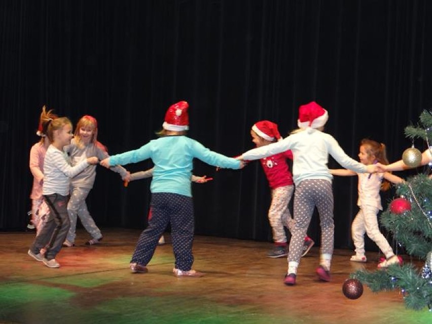Dzieci prezentowały przed rodzicami swoje umiejętności taneczne