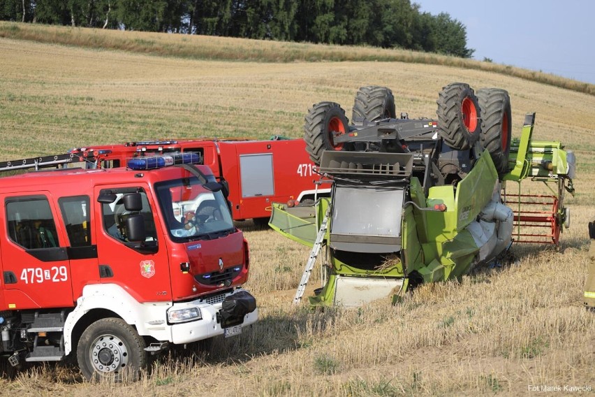 W Gąskowie dachował kombajn. Przewrócił się na wzniesieniu podczas prac polowych