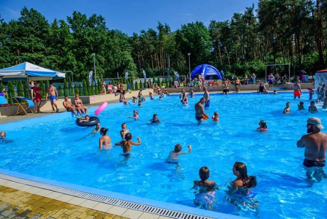 Tysiące ludzi korzystają zarówno z kompleksu basenów, jak i parku linowego