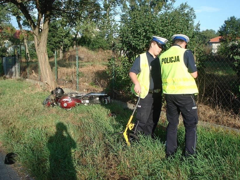 Wypadek motocyklisty w Toruniu. Ranny odwieziony do szpitala [ZDJĘCIA]