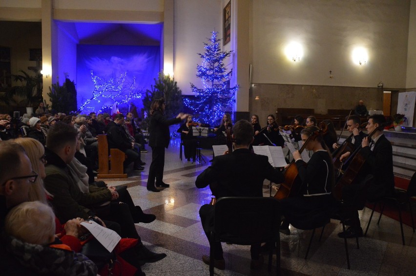 Koncert kolęd w wykonaniu uczniów Państwowej Szkoły Muzycznej w kościele św. Jadwigi w Tomaszowie Maz. [ZDJĘCIA, FILM]