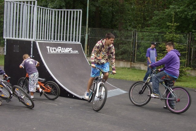 Skate Park w Blachowni -pierwsze podjazdy.
