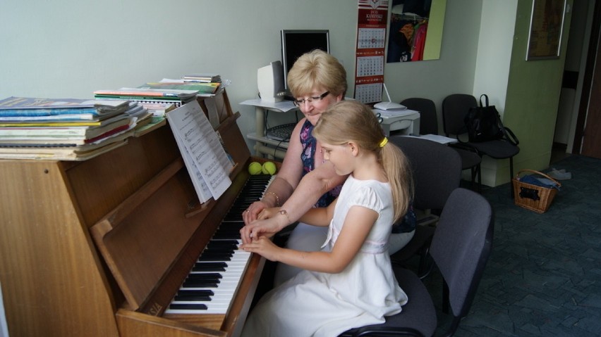 Nauka gry na pianinie z Ireną Socichowską w Klubie Konstancja w Skierniewicach [ZDJĘCIA]