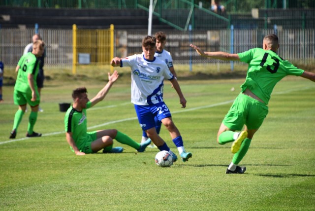 Gorzowianie (białe koszulki) pokonali 1:0 rywali ze Świebodzina i zakończyli czwartoligowy sezon z kompletem zwycięstw na swoim boisku.