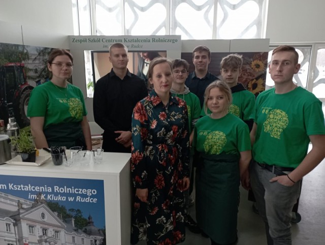 Na konferencji naukowej w Białymstoku, Zespół Szkół CKR w Rudce zaprezentował swoje stoisko, na którym uczniowie prezentowali między innymi swoje umiejętności kulinarne