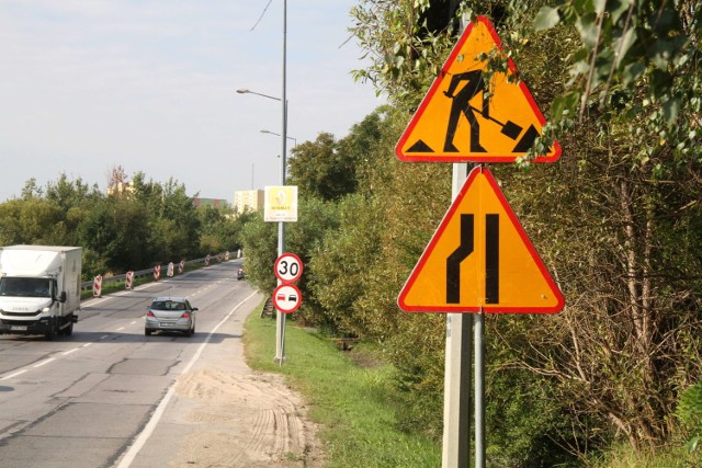 -Od 3 tygodni na ulicy Radomskiej stoją znaki ograniczające ruch z powodu prac drogowych, a robót nie widać.