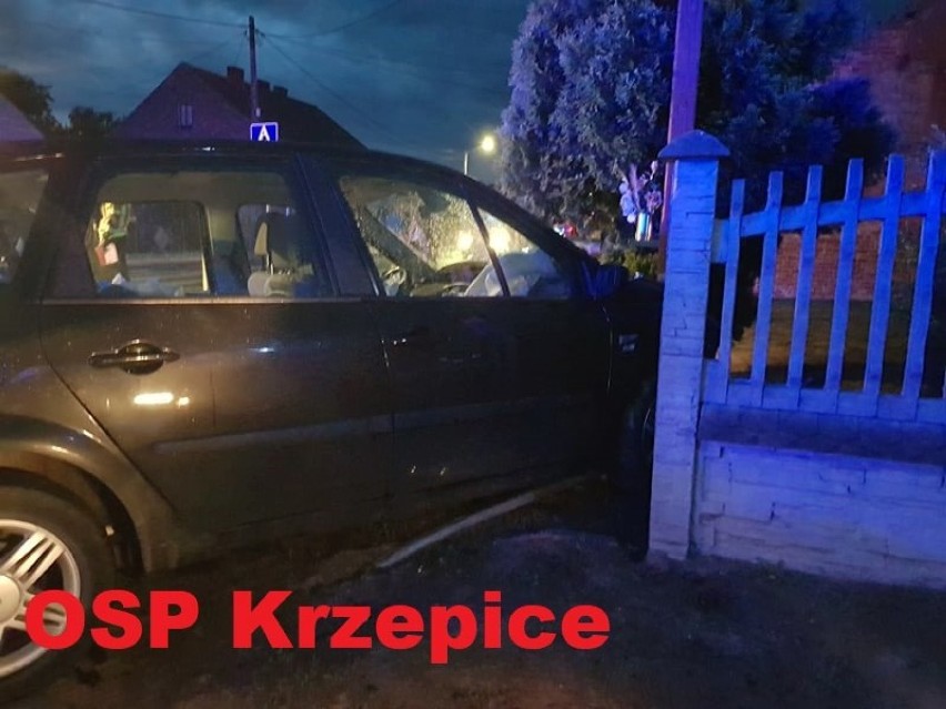 Zderzenie w Krzepicach. Samochód wylądował pod krzyżem FOTO