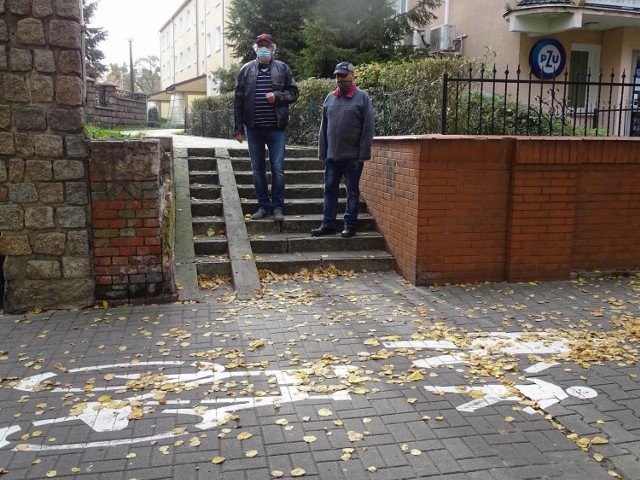 Michał Grabowski i Kazimierz Wiśniewski są wśród tych, którzy uważają, że oznakowanie ścieżki rowerowej w Chełmnie jest okropne. I że nie powinna prowadzić takim szlakiem jak wiedzie