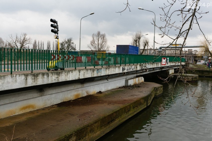 Most nad kanałem Zielonym w ciągu ulicy Heyki ma tylko jeden...