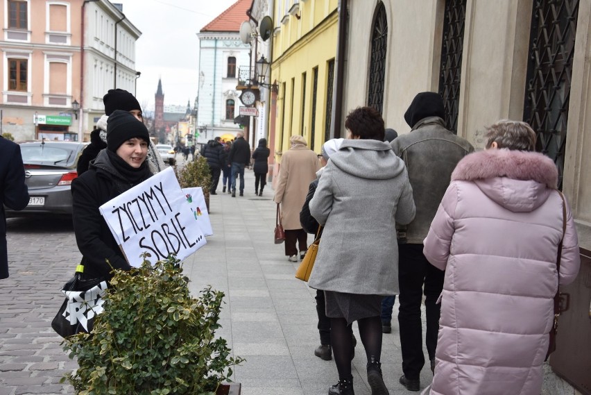 Przedstawicielki Tęczowego Tarnowa wyszły na ulice, żeby przekazać kobietom niecodzienne życzenia [ZDJĘCIA]