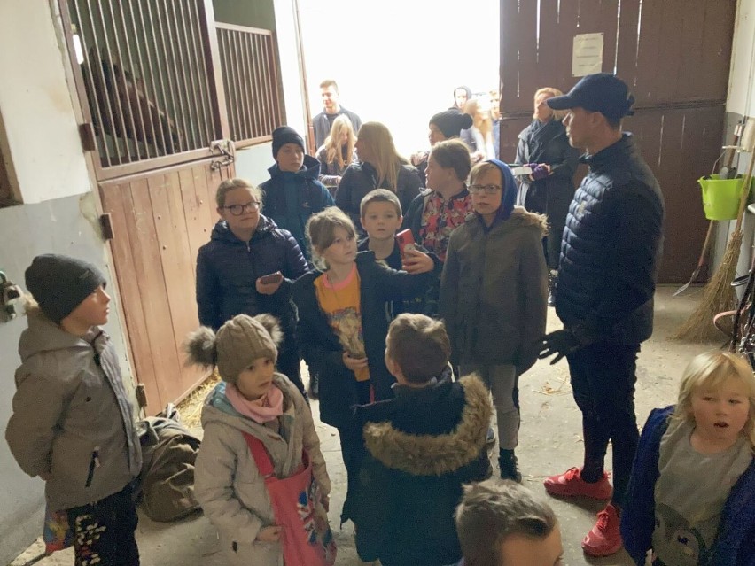 Dzieci z Placówki Wsparcia Dziennego w Święcianowie odwiedziły stadninę koni