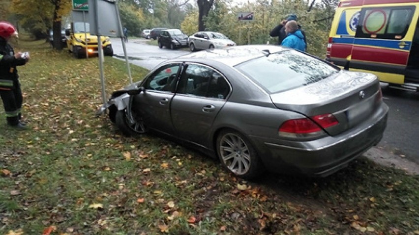 Zderzyły się dwa samochody, bmw i vw