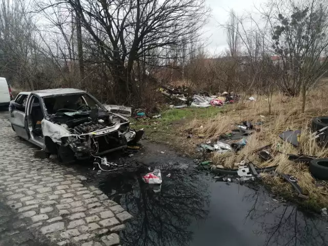 Jest takie miejsce blisko centrum Poznania, gdzie nikt nie boi się strefy płatnego parkowania, gdzie wyrzucane są śmieci i odpady budowlane, a samochody - dewastowane i porzucane. To nawet nie jest ulica, bo w 2014 roku zlikwidowano ulicę Magazynową. Jednak kierowcy szukają tu bezpłatnego parkingu i tak ją znają. 

Kolejne zdjęcie --->