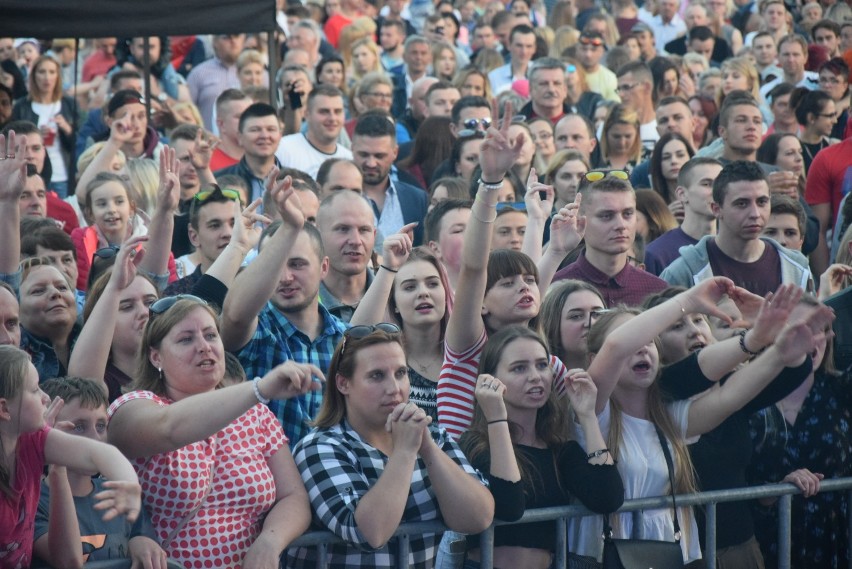 Dni Urzędowa przyciągnęły tłumy. Mieszkańcy bawili się w rytmach disco polo (ZDJĘCIA, WIDEO)