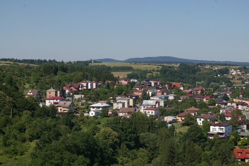 Biecka wieża ratuszowa, z której rozpościerają się widoki na...