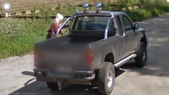 Przyłapany przez Google Street View na rozmowie z prostytutką [Zdjęcia]