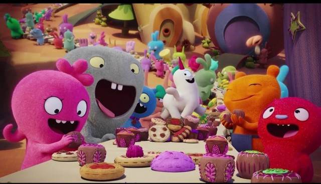 Paskudy. UglyDolls  - 0-7-11.06 i 13.06. godz. 13:30, 12.06. godz. 11:30, Animacja, Komedia, Przygodowy, USA, 1 godz. 27 min. Paskudy są miłe, bystre i życzliwe, ale nietypowa uroda wyklucza je ze świata pięknych lalek, które mają nieść radość dzieciom. Pogodzone z losem wiodą spokojny żywot w położonej na uboczu mieścinie Uglyville. Dla małej zadziornej Moxy to jednak za mało. Ona pragnie poznać świat i zrozumieć, dlaczego Paskudom nie dane jest trafiać do rąk dzieciaków. Razem z grupą przyjaciół przedostaje się do skostniałego, pełnego reguł miasta lalek idealnych. Wszystko tu jest eleganckie, symetryczne, ale zimne i pozbawione uroku. Czy poczucie humoru i niespożyta energia Moxy może to zmienić i udowodnić, że nie trzeba być idealnym, by być wspaniałym?! Czy Paskudy mają szansę spełnić swoje marzenie i nieść radość dzieciom? No raczej, bo przecież paskudne jest cudne!