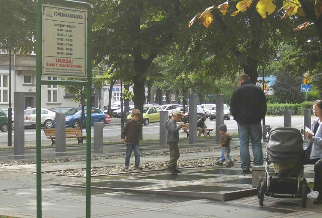 Fontanna na pl. Piłsudskiego znów będzie przeżywać oblężenie, gdy wzrosną temperatury?