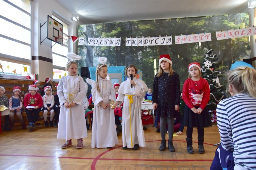 "Święty Mikołaj w naszej szkole" - przedstawienie w Szkole Podstawowej nr 1 w Żninie [zdjęcia, wideo]