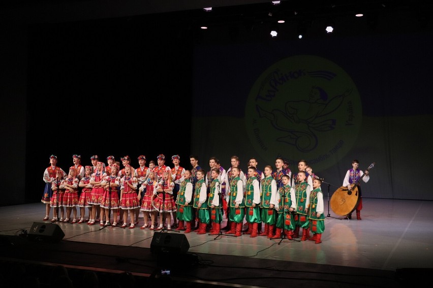 Zespół Barvinok z Winnicy we wspaniałym występie w Kielcach. Zobacz na zdjęciach jak muzycznie podziękował mieszkańcom za pomoc Ukrainie