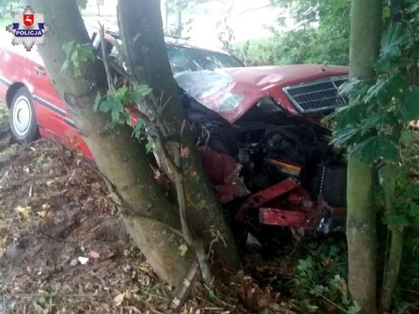 Pijany 30-latek rozbił auto na drzewie. Kierowca wraz z...