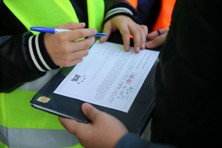 Uczniowie Szkoły Podstawowej nr 11 w Wejherowie podczas gry...