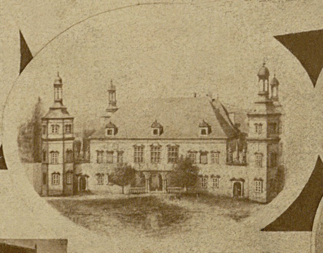 Najstarsza fotografia Kielc pokazuje Pałac Biskupów Krakowskich  z 1857 roku (data z opisu zdjęcia) widziany od frontu z góry – najpewniej z balkonu dzwonnicy kościoła katedralnego. Pałac sprzed przebudowy na siedzibę Rządu Gubernialnego Kieleckiego.