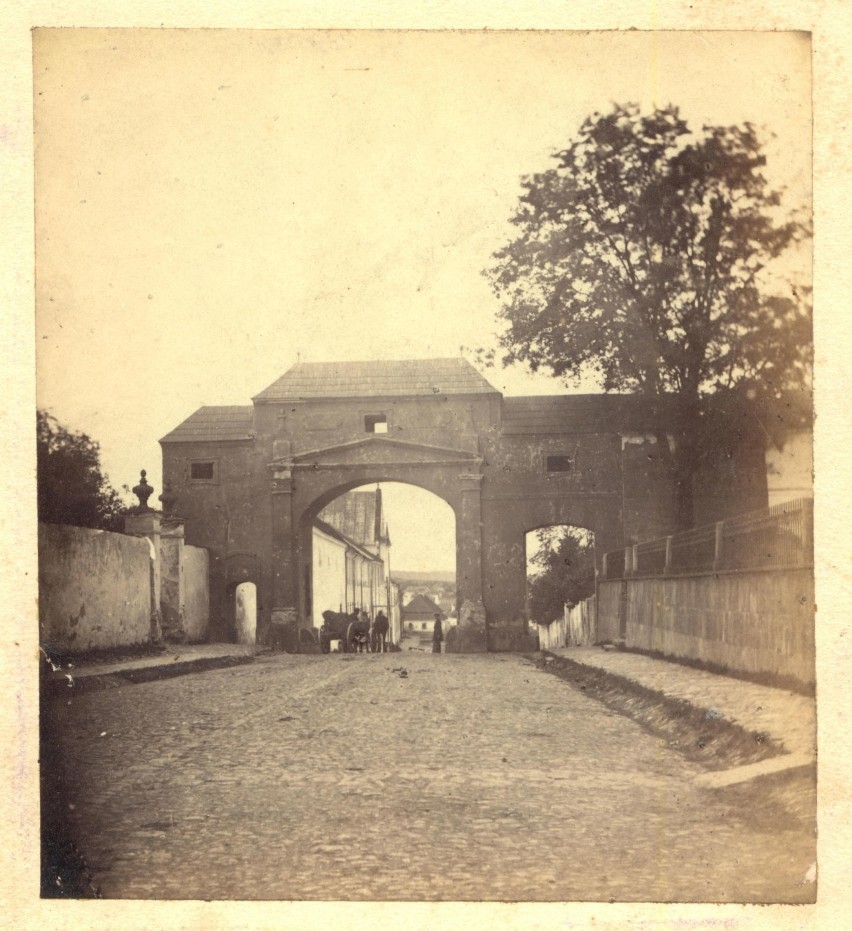 Brama Krakowska około roku 1862 roku od strony miasta, w...